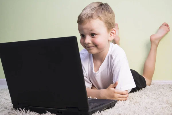 Funny boy playing in laptop — Stock Photo, Image