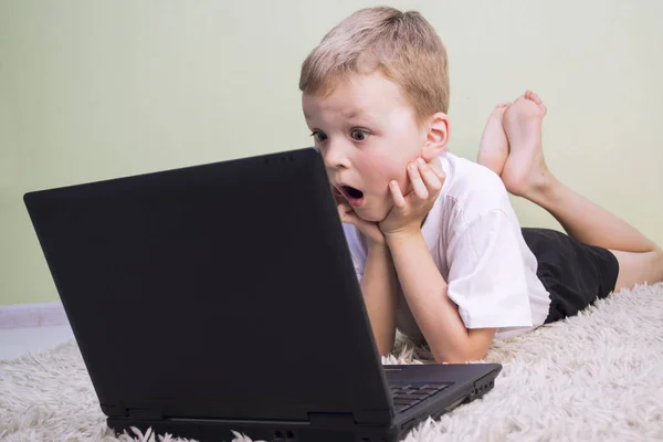 Funny boy playing in laptop — Stock Photo, Image