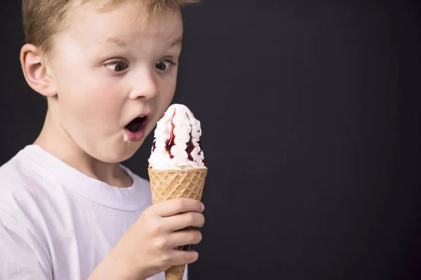 Смешной мальчик с мороженым — стоковое фото