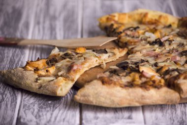 Mantarlı ve peynirli pizza. 