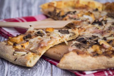 Mantarlı ve peynirli pizza. 