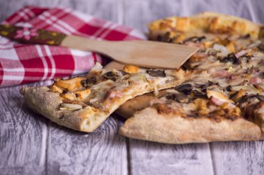 Mantarlı ve peynirli pizza. 