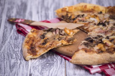 Mantarlı ve peynirli pizza. 