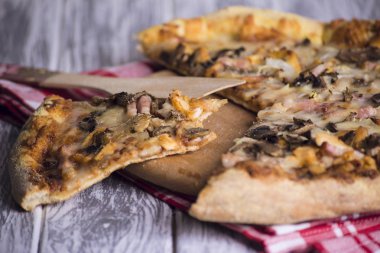 Mantarlı ve peynirli pizza. 