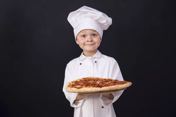 持有意大利腊肠披萨的男孩厨师 — 图库照片