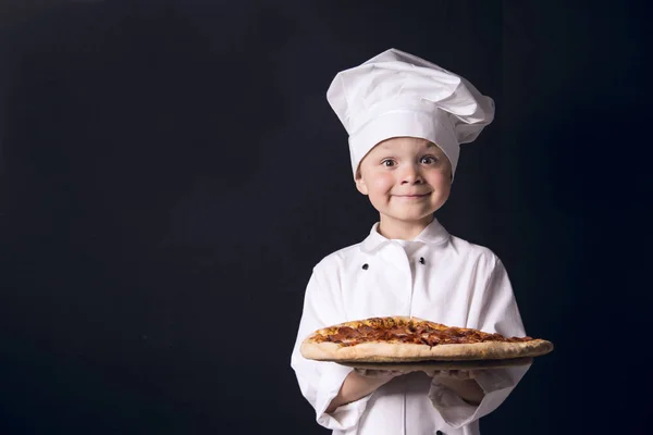Kucharz chłopca gospodarstwa pizza salami — Zdjęcie stockowe