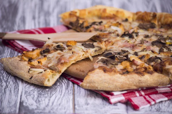 Mantarlı ve peynirli pizza. 