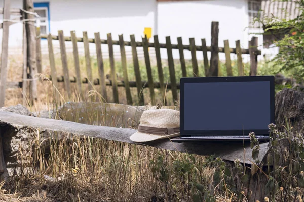 Laptop em um banco de madeira — Fotografia de Stock