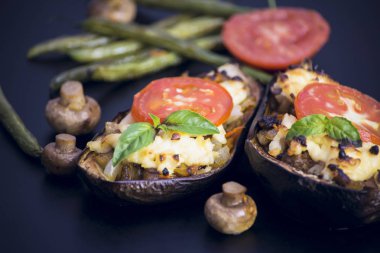 Sebze ve peynirle doldurulmuş patlıcan