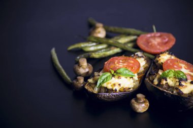 Sebze ve peynirle doldurulmuş patlıcan