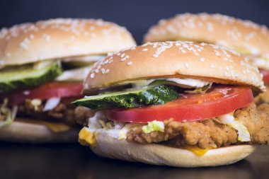 Hamburger tavuk ve sebze ile 