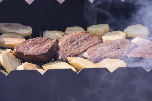 Beef steak and potatoes — Stock Photo, Image