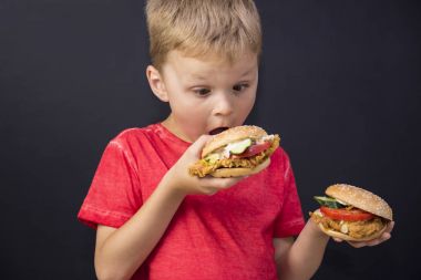 komik çocuk hamburger yemek