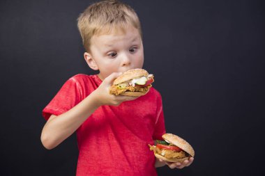 komik çocuk hamburger yemek