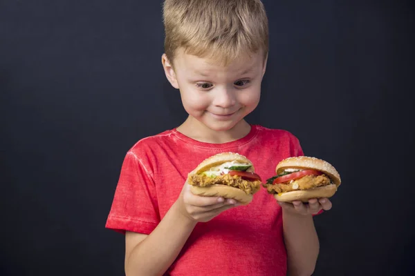 滑稽的男孩吃汉堡 — 图库照片