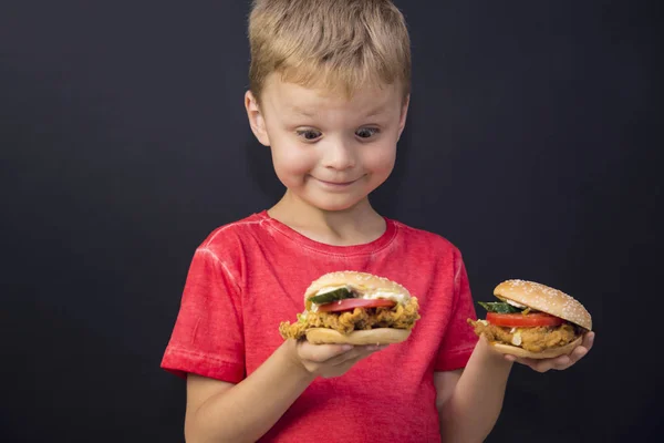 Engraçado menino comer hambúrguer — Fotografia de Stock