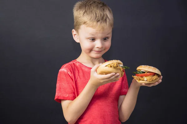 Grappige jongen hamburger eten — Stockfoto