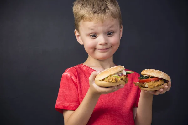 Divertido chico comer hamburguesa — Foto de Stock