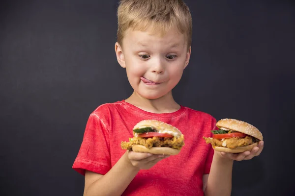Engraçado menino comer hambúrguer — Fotografia de Stock