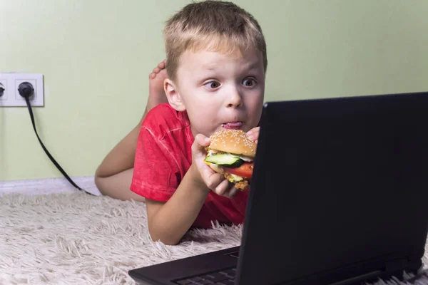 Funny boy eating hamburger — Stock Photo, Image