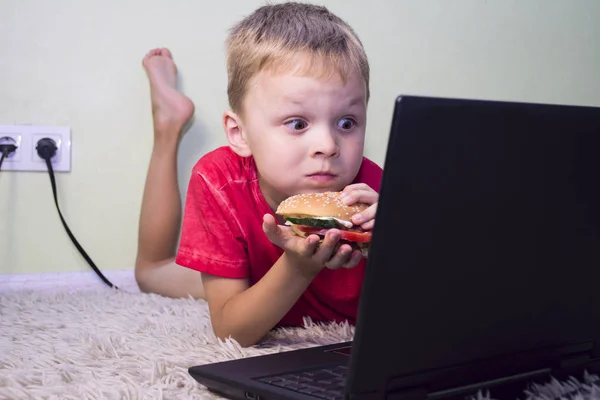 Funny boy eating hamburger — Stock Photo, Image