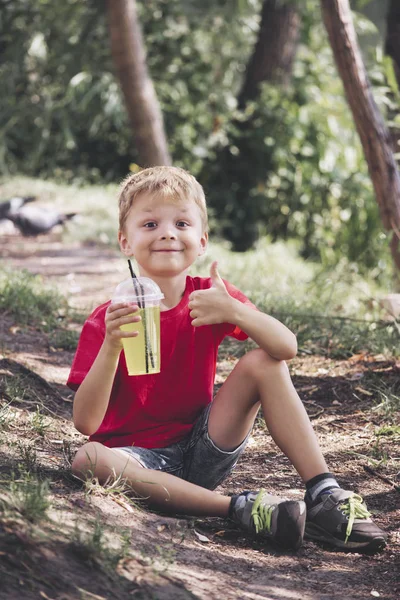 Хлопчик пити лимонад — стокове фото