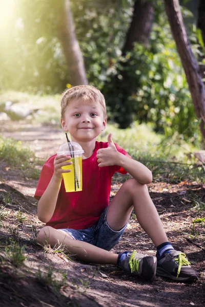 Хлопчик пити лимонад — стокове фото