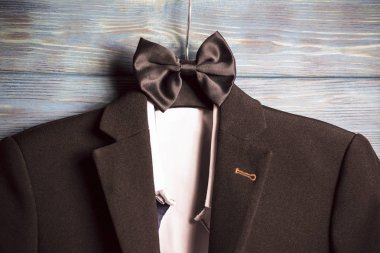 ceket ile bir gömlek ve bir askı bir kelebeği