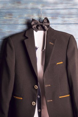 ceket ile bir gömlek ve bir askı bir kelebeği