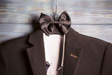 ceket ile bir gömlek ve bir askı bir kelebeği