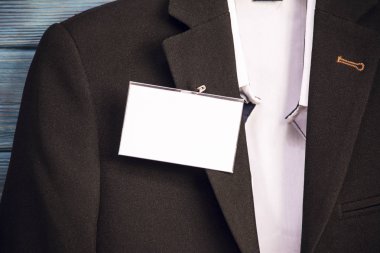 siyah bir takım elbise beyaz rozet 