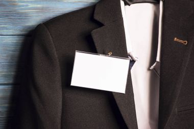 siyah bir takım elbise beyaz rozet 