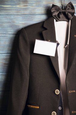 siyah bir takım elbise beyaz rozet 