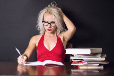 sevimli yaratıcı kız bir fikir olduğunu düşünüyor.