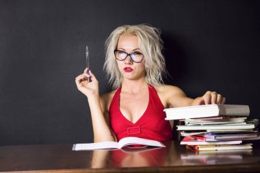 sevimli yaratıcı kız bir fikir olduğunu düşünüyor.