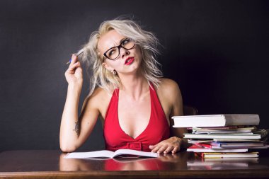 sevimli yaratıcı kız bir fikir olduğunu düşünüyor.