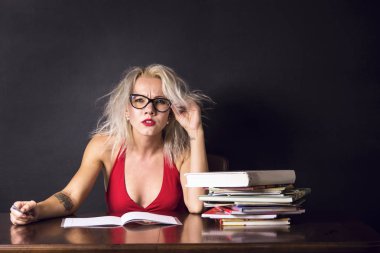 sevimli yaratıcı kız bir fikir olduğunu düşünüyor.