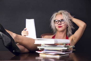 sevimli yaratıcı kız bir fikir olduğunu düşünüyor.