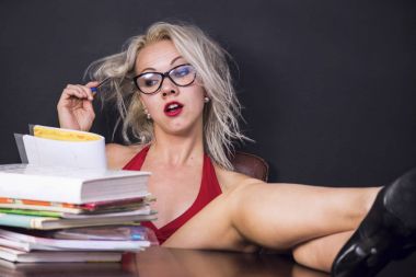 sevimli yaratıcı kız bir fikir olduğunu düşünüyor.