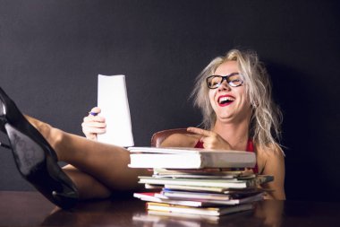 sevimli yaratıcı kız bir fikir olduğunu düşünüyor.