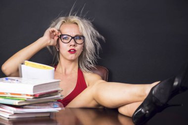 sevimli yaratıcı kız bir fikir olduğunu düşünüyor.