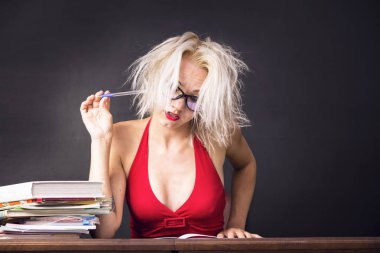 sevimli yaratıcı kız bir fikir olduğunu düşünüyor.