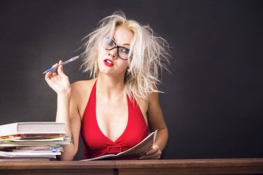 sevimli yaratıcı kız bir fikir olduğunu düşünüyor.