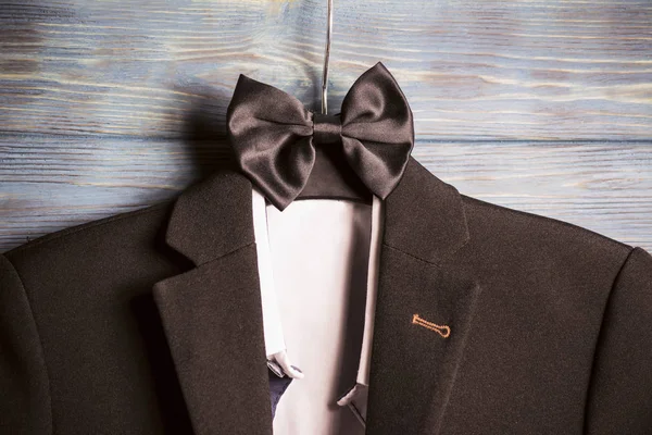 ceket ile bir gömlek ve bir askı bir kelebeği