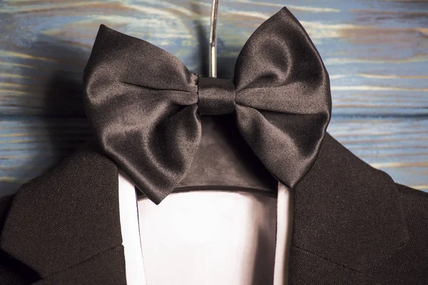 ceket ile bir gömlek ve bir askı bir kelebeği