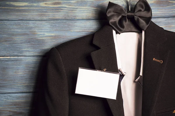 siyah bir takım elbise beyaz rozet 