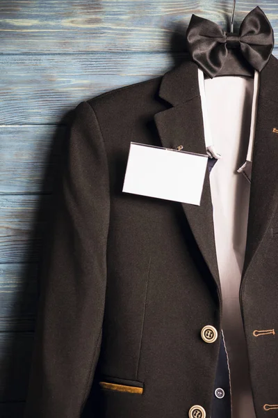 siyah bir takım elbise beyaz rozet 