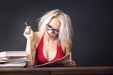 bir defter ve bir kalem masada yaratıcı kızla