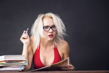 bir defter ve bir kalem masada yaratıcı kızla