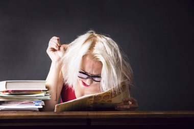 bir defter ve bir kalem masada yaratıcı kızla